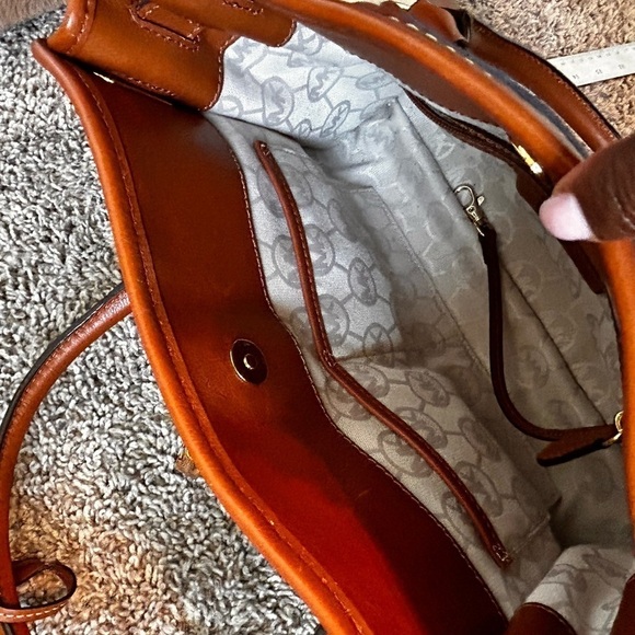 Michael Kors Hamilton Purse, Navy & Cream satchel, Classy Work bag, canvas tote - Picture 5 of 13